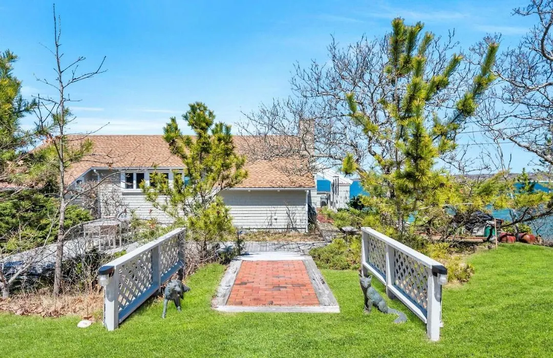 Beach House On Fort Pond Bay-1