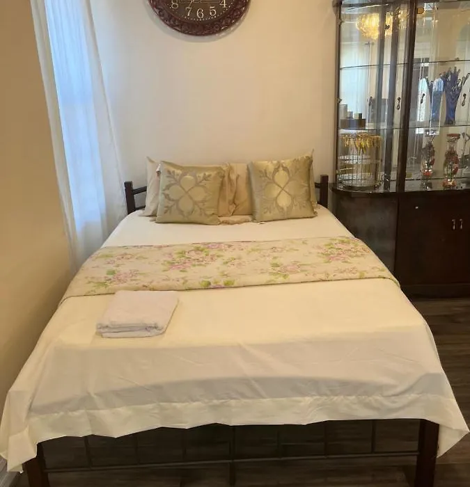 A Cheap Family Room In Queens-1