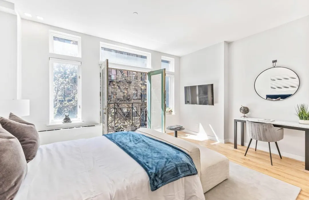Modern Studio Apt With Charming Juliet Balcony-1