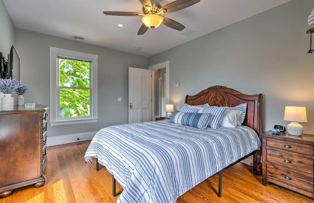 Charming Greenport Gem 1, 1 Mile To Ferry!-1