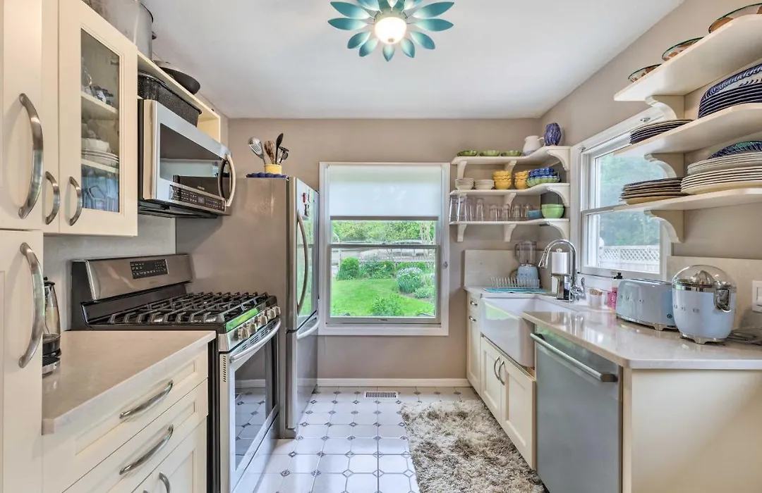 Cute East Hampton Cottage W/ Patio - Walk To Beach-1
