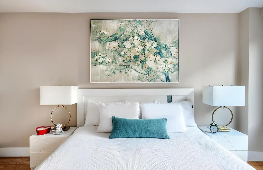 Excellent 3 Beds 2 Baths By Central Park-1