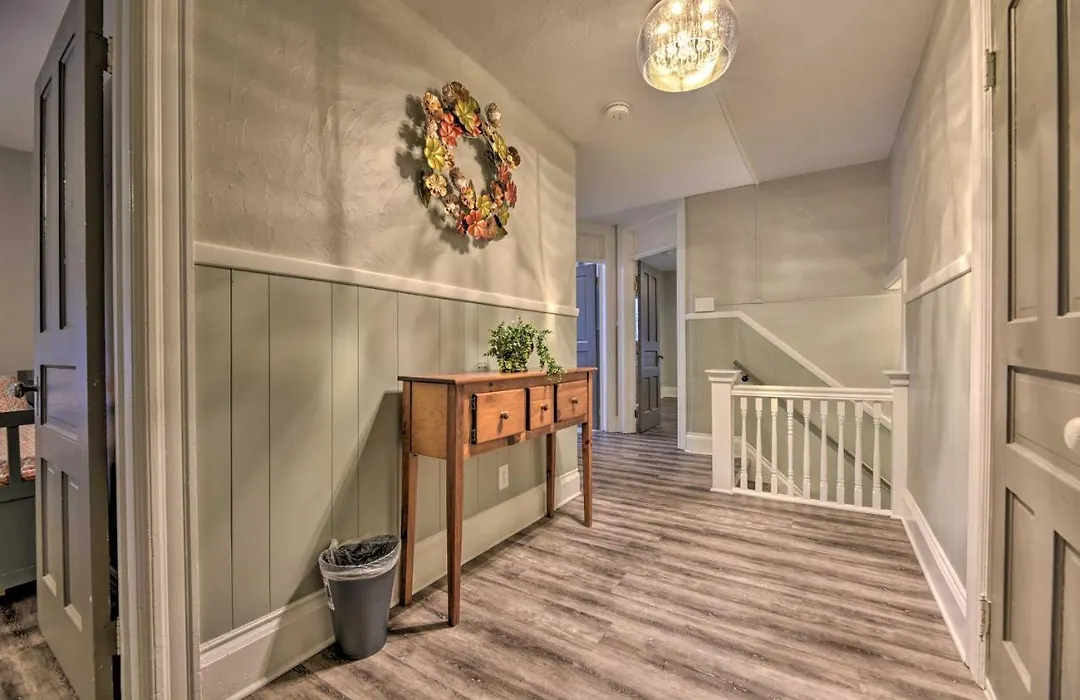 Walk To Niagara Falls! Family Home W/ Yard-1