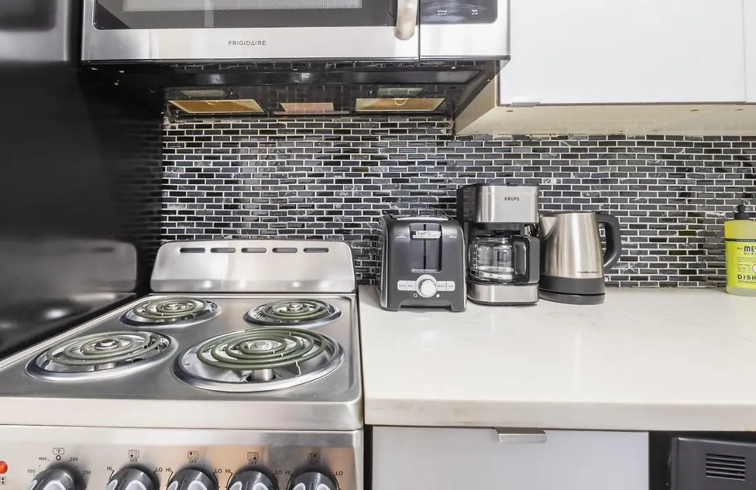 26-1C New 1Br Gramercy W D Shared Outdoor-1