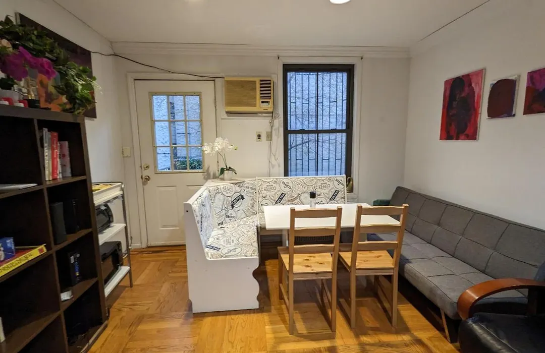 Spacious Bedroom For Four In Shared Townhouse With Garden-1
