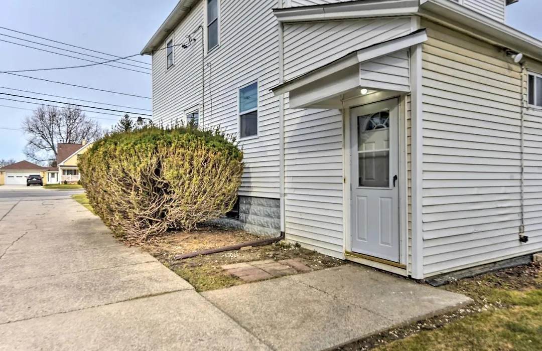 Buffalo Vacation Rental With Screened Porch-1