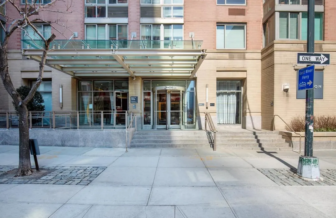 Lic 2Br W Wd Elevator Doorman Nr E River Nyc-766-1