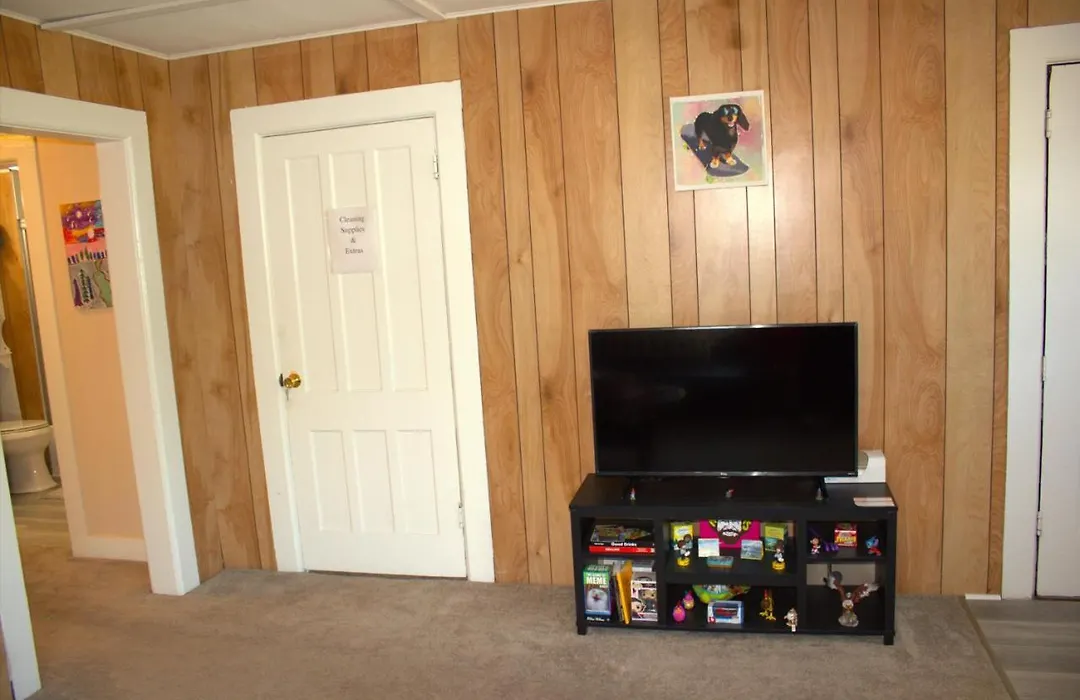 Quaint Little Falls Apartment- Walk All Over Town!-1