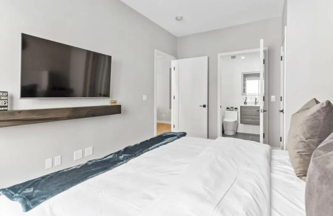 Top Notch 2 Bedroom Minutes From Central Park-1