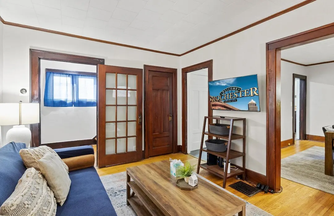 King Bed-Full Kitchen-Self Check-In-Parking-Uofr-1