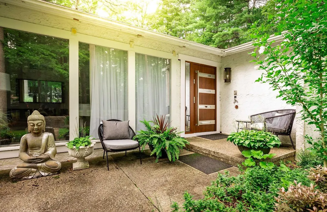 Casa Real About Expansive Woodstock House With Hot Tub-1