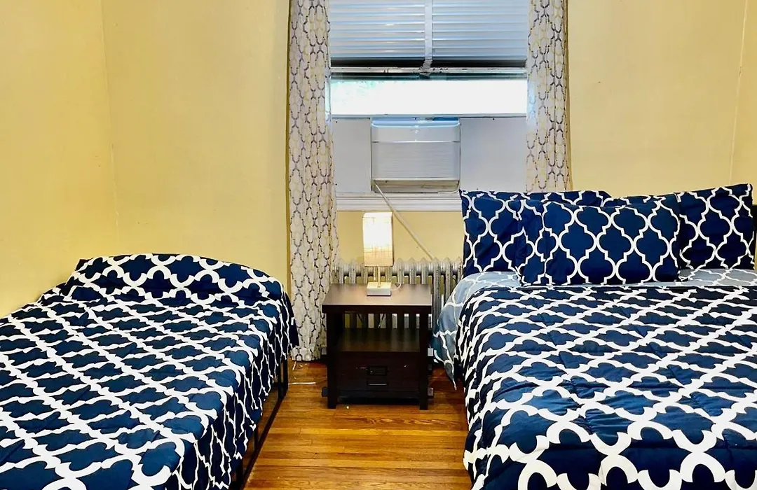 Lga Airport 3 Mins, Vacation 3 Bedroom Duplex House, Parking And Private Backyard, 9Mins Subway!-1