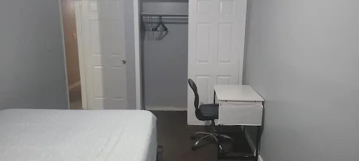 Room In A Beach House With Queen Bed In A Landlord Hosted Three Bedroom Apartment-1