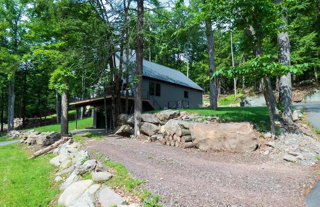 Modern Chalet With Hot Tub And Lake Access-1