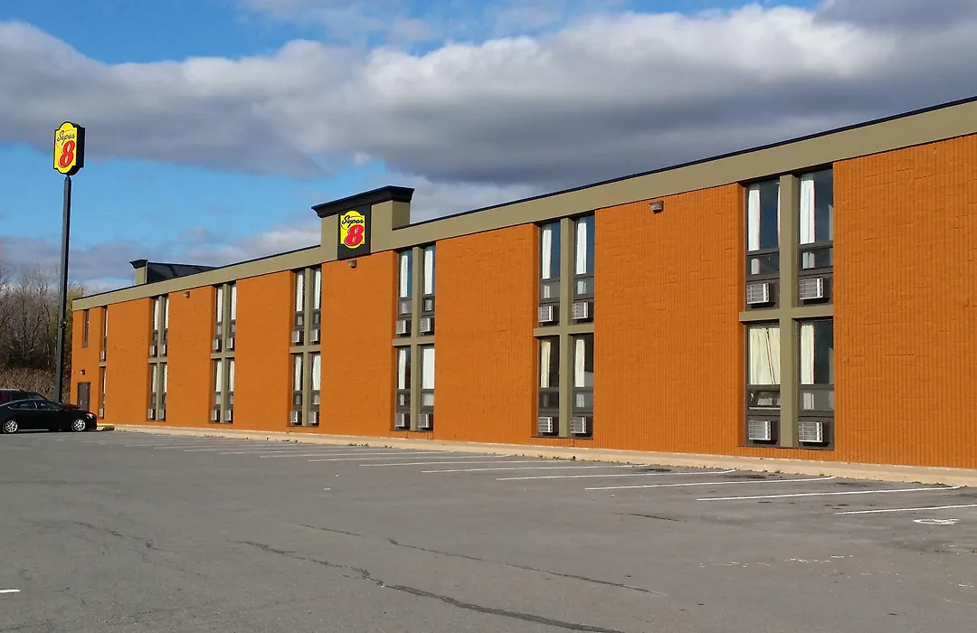Super 8 By Wyndham Plattsburgh-1