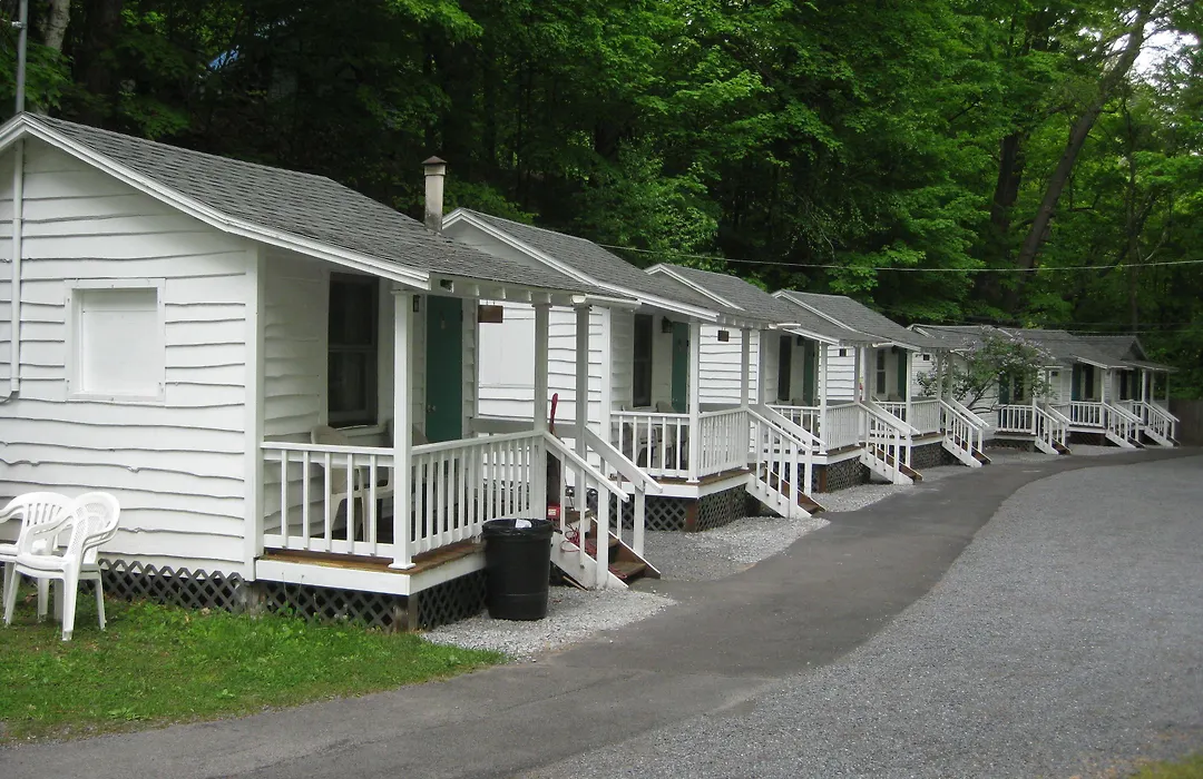 Brookside Motel & Cabins-1