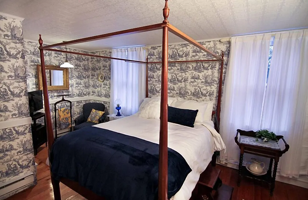 The Laurentide Inn-1