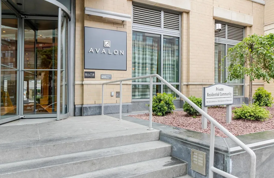 Lic 2Br W Wd Elevator Doorman Nr E River Nyc-849-1