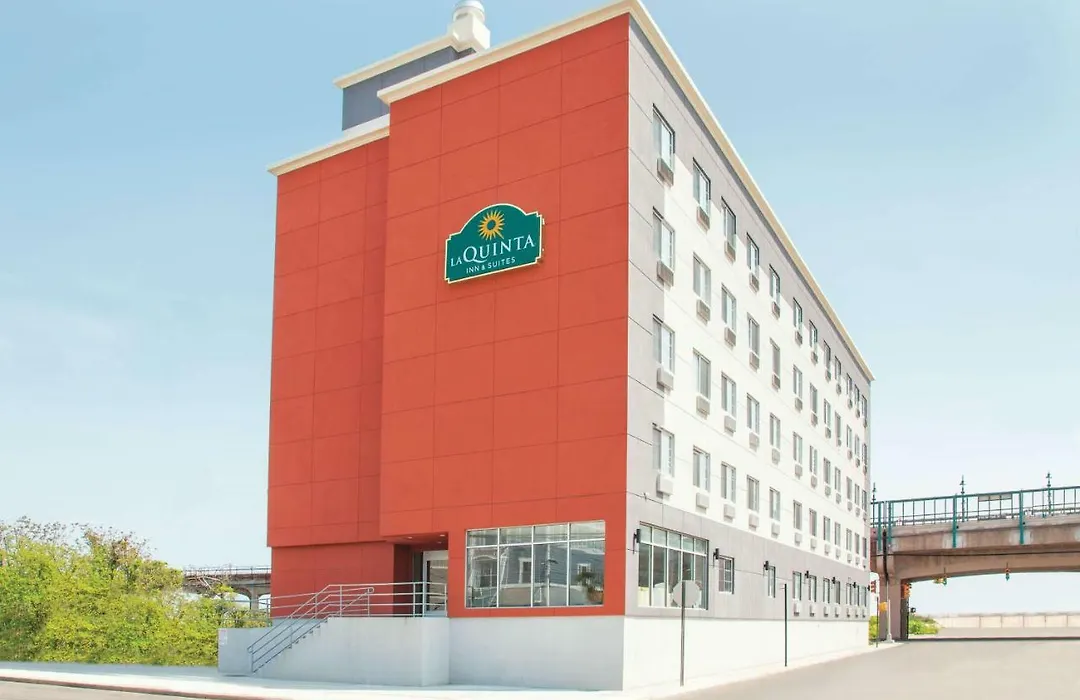La Quinta Inn & Suites Far Rockaway - Beach Hotel-1