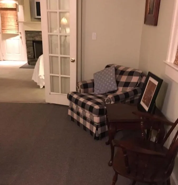 Niagara Mansion Carriage Suite-1