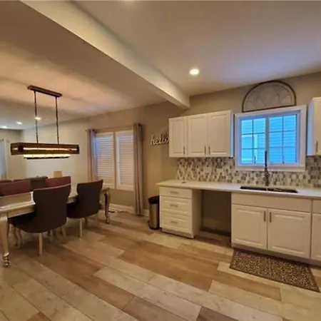Luxury Private Home In The Heart Of Niagara Falls-3