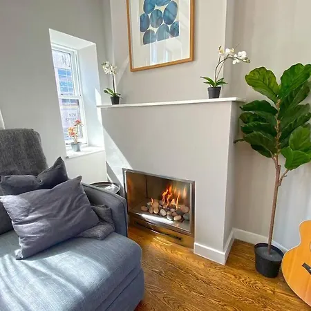 Beautiful 3 Bdrm 2 Bath Private Luxury Townhouse!-2