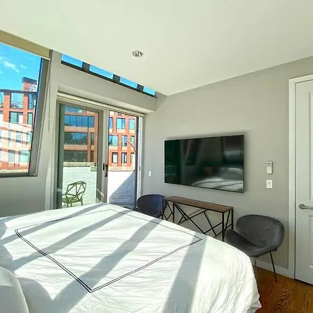Beautiful 3 Bdrm 2 Bath Private Luxury Townhouse!-3