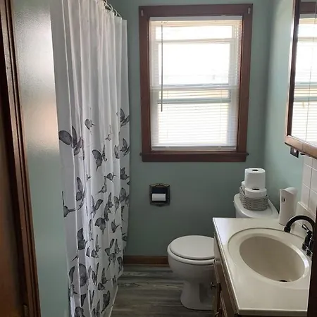 Niagara Falls Private Brick Vacation Home-2