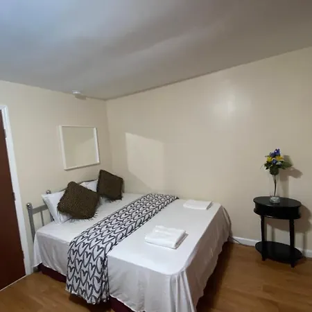 A Great Room In Queens-2