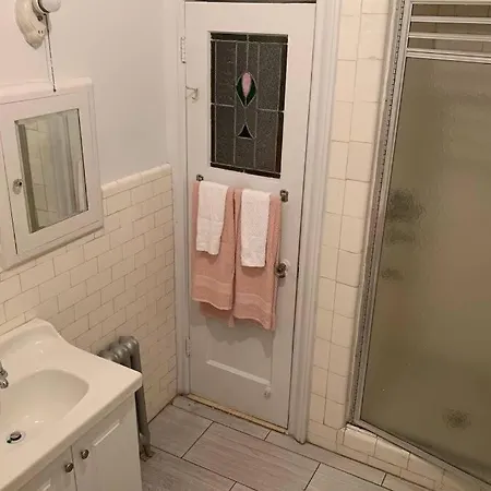 Cozy 2 Bedroom Apartment In Queens-3