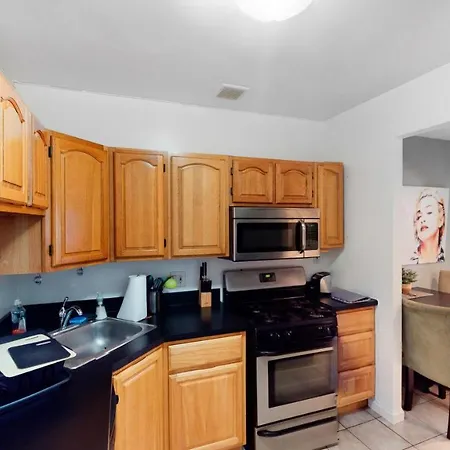 Entire 2 Bedroom Apt Close To Central Park, 6 Q-3