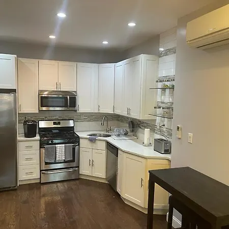 Halsey Manor: Luxurious 2-Bedroom Apartment-2