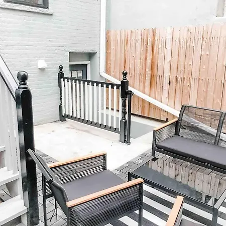 Luxury Apartment With Backyard + Close Transportation-3