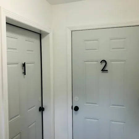 Luxury 3 Bedroom Apartment With Backyard + Close Transport-2