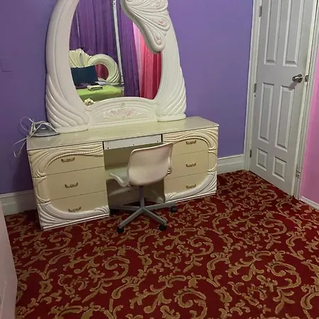 A Lavish Room In Queens-3