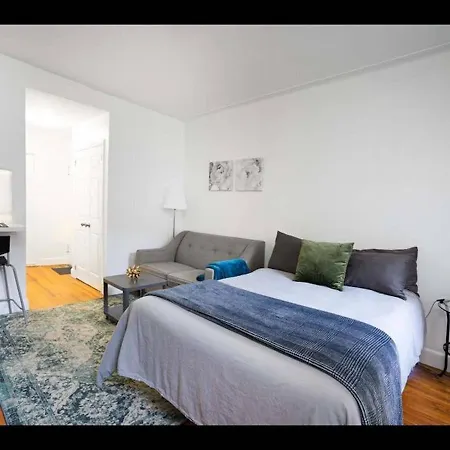 Upper East Side Studio Near Central Park-3