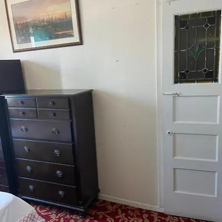 A Peaceful Room In Queens-2