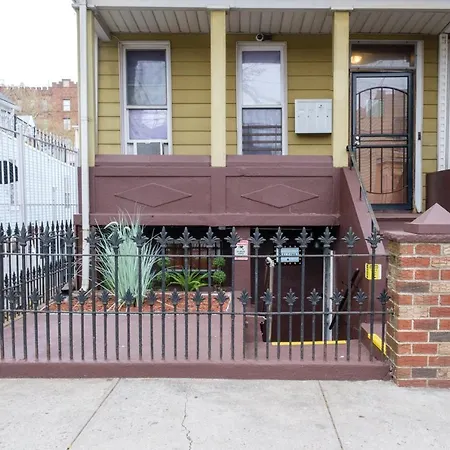 Elegant 2 Bedroom Suite W Modern Amenities-3