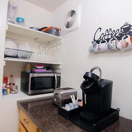 Elegant 2 Bedroom Suite W Modern Amenities-2