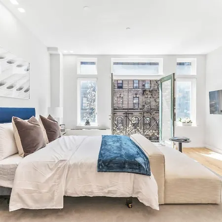 Maison Bella - Modern Studio W Charming Juliet Balcony-3