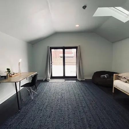 Modern 5Br Residence With Lots Of Space For Friends And Family-2