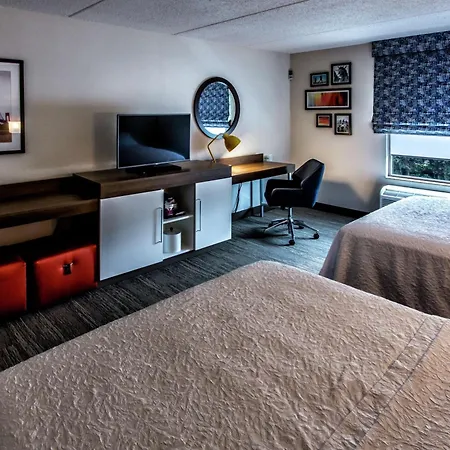 Hampton Inn & Suites Staten Island-2