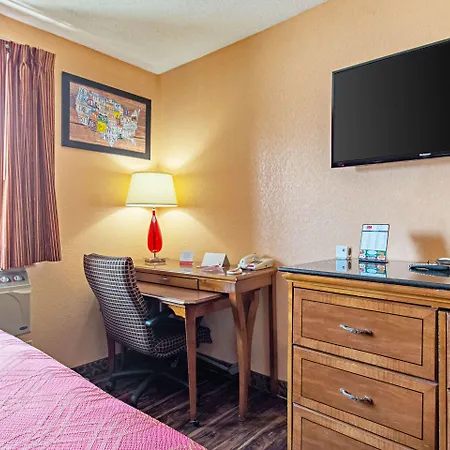 Econo Lodge Utica-3