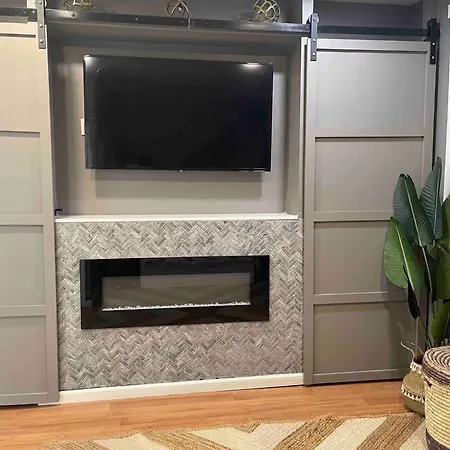 Derive Stays - Affordable Brooklyn Apt. W/ Balcony-2