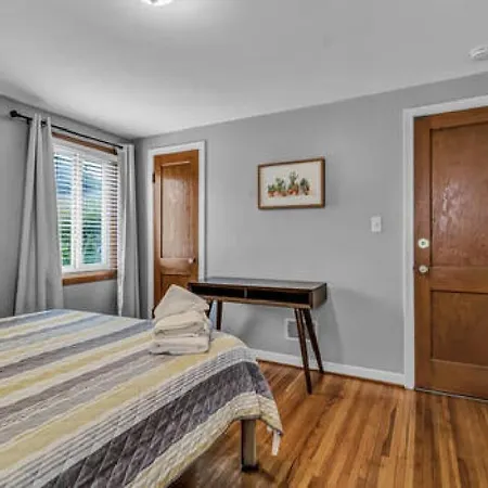 Gorgeous 2 Queen Bedroom Lower Apartment In North Buffalo With Free Driveway Parking-3