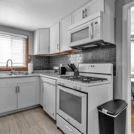 Gorgeous 2 Queen Bedroom Lower Apartment In North Buffalo With Free Driveway Parking-2