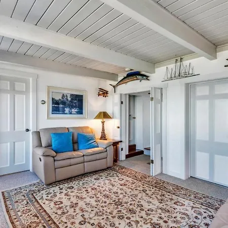 Beach House On Fort Pond Bay-2
