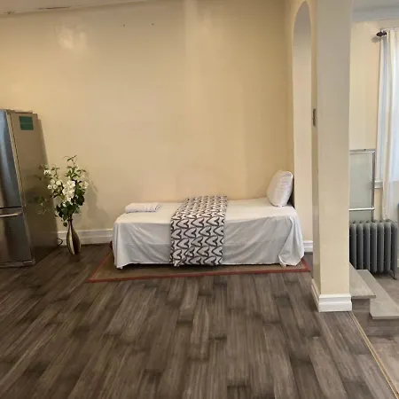 A Cheap Family Room In Queens-2