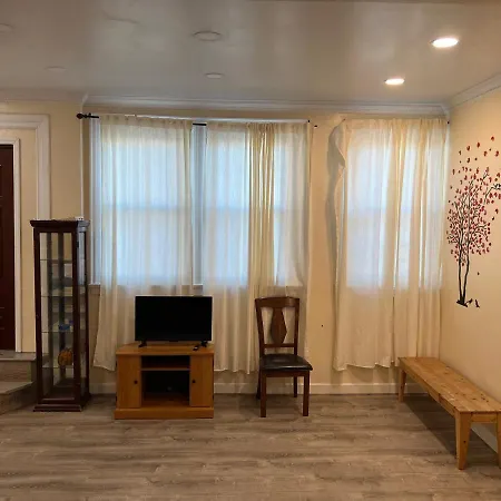 A Cheap Family Room In Queens-3