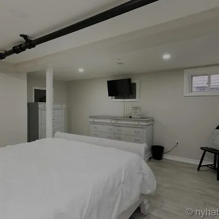 518 Basement Bungalow- Cozy Contemporary Apartment-2